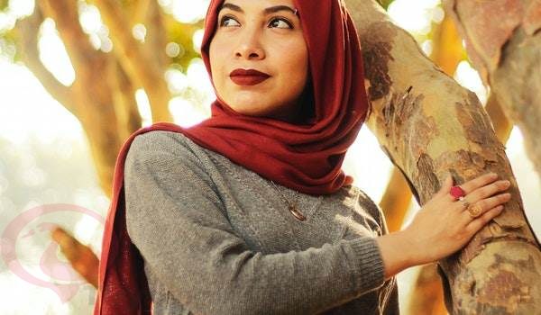 الحجاب الأحمر في المنام للعزباء